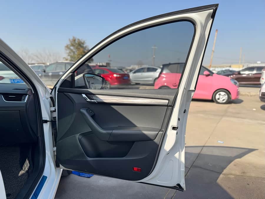 Skoda Octavia 2017 car image #33