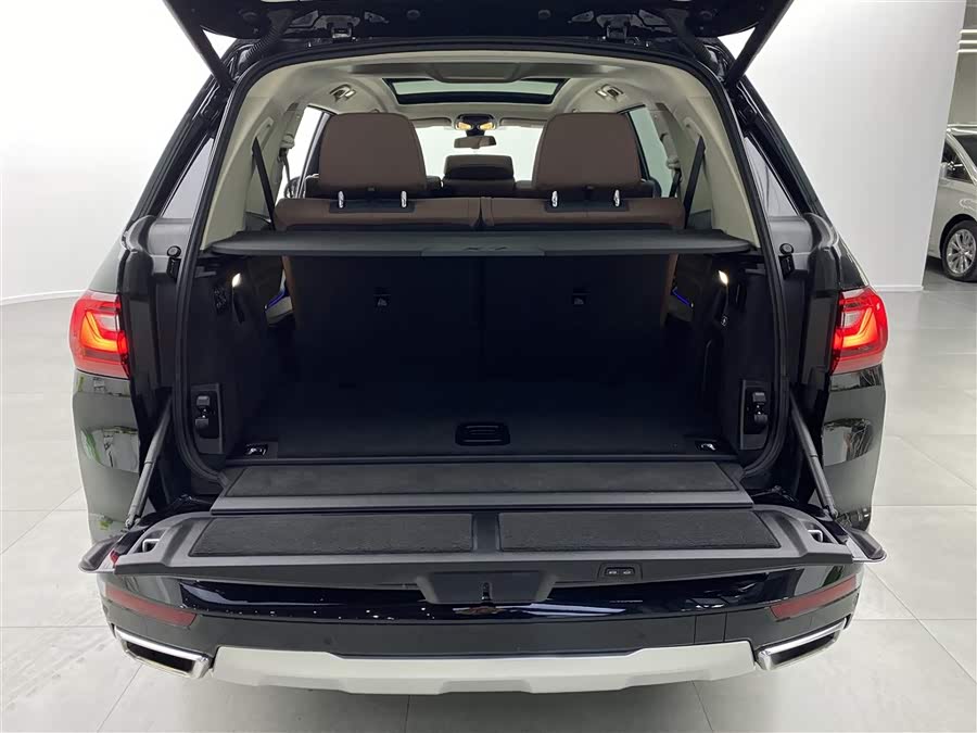 BMW X7 2021 car image #33