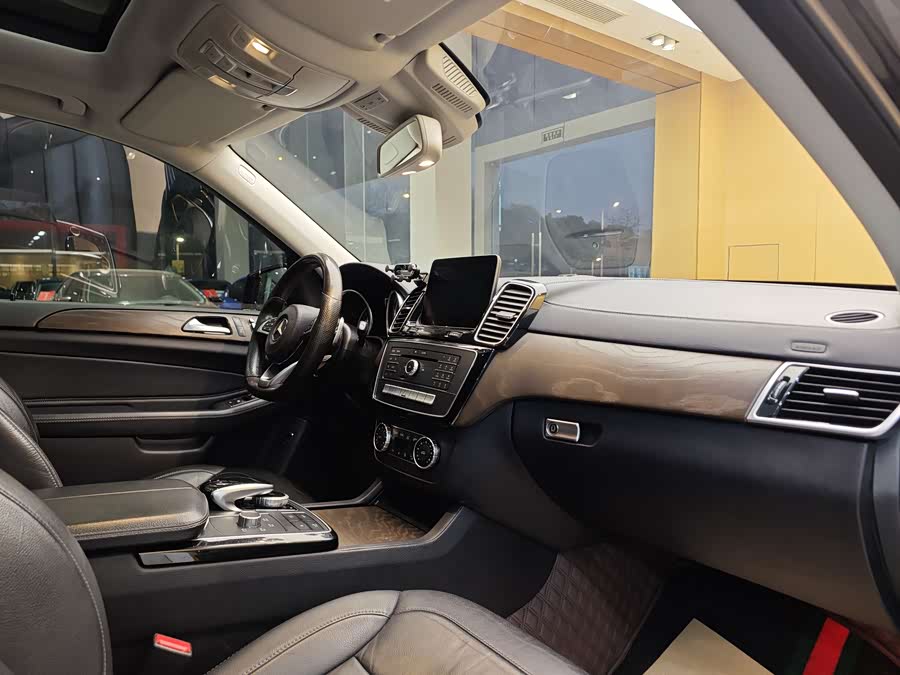 Mercedes-Benz GLE Class 2016 car image #33