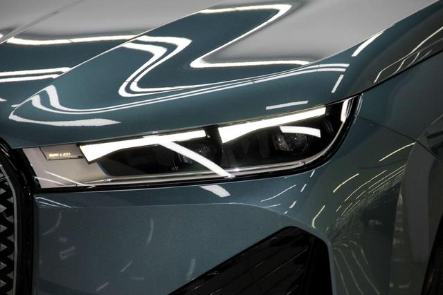 BMW iX 2023 car image #33