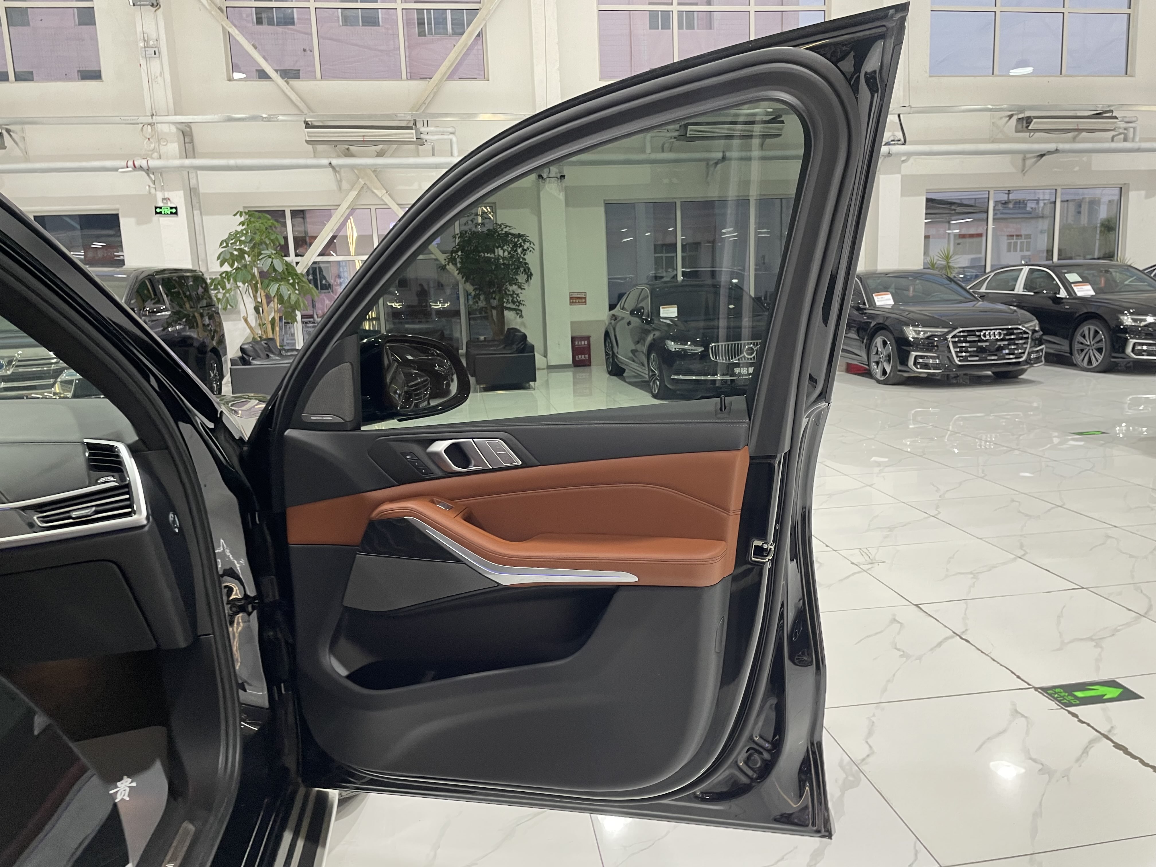 BMW X7 M60i 2021 car image #33