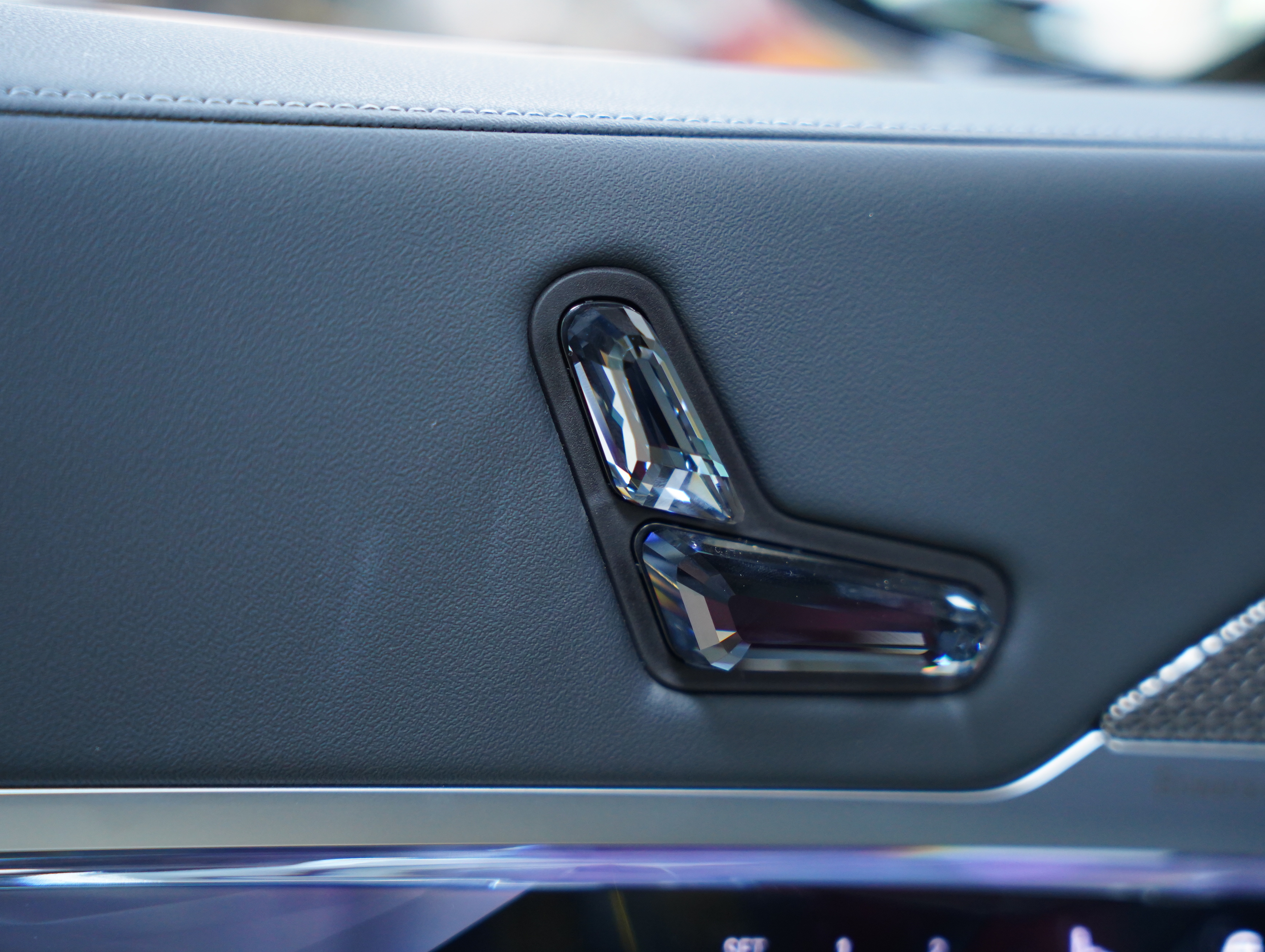 BMW i7 M70L 2023 #33 BMW i7 M70L 2023 car image #33