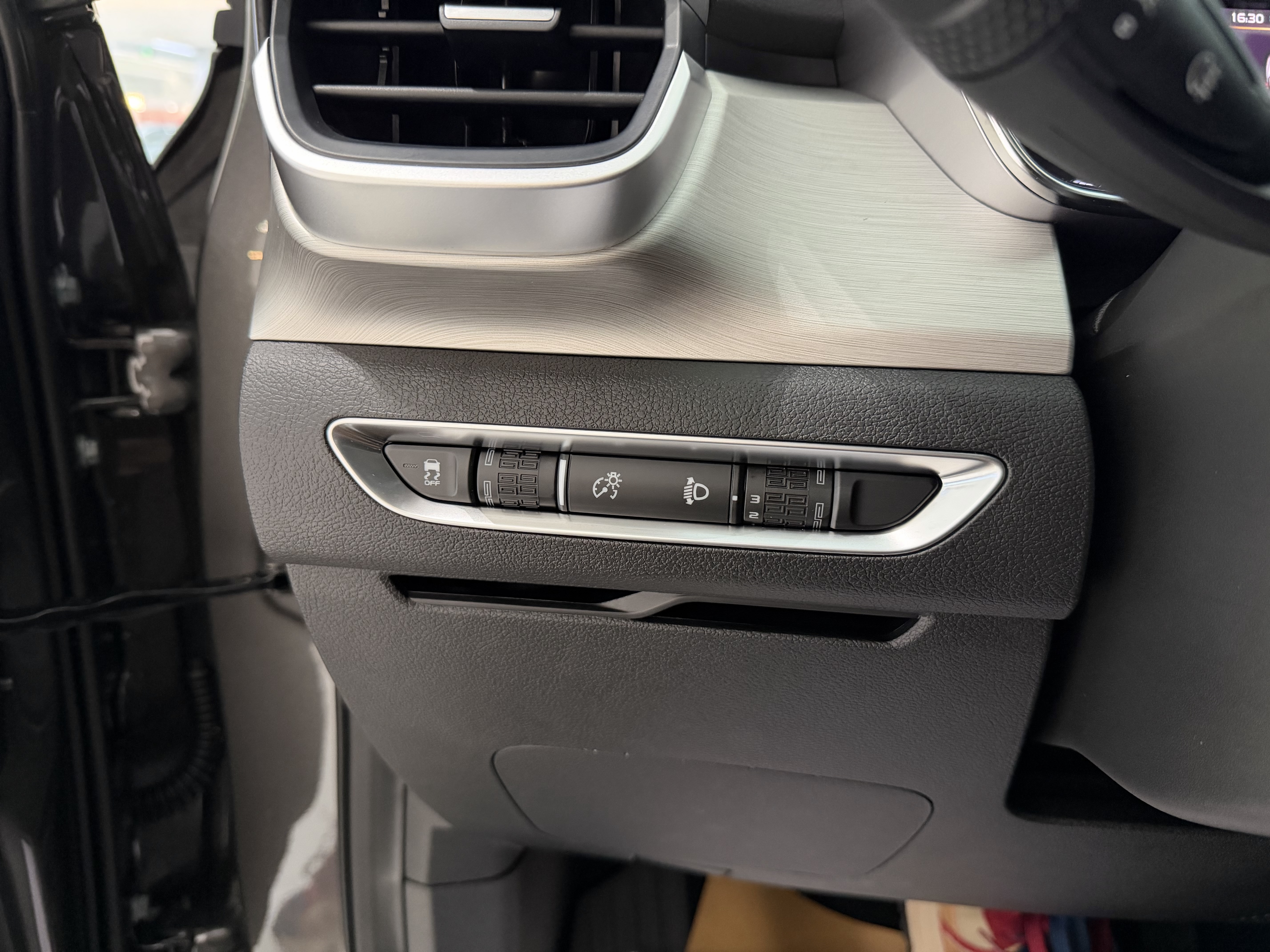 GEELY Coolray 2024 #33 GEELY Coolray 2024 car image #33