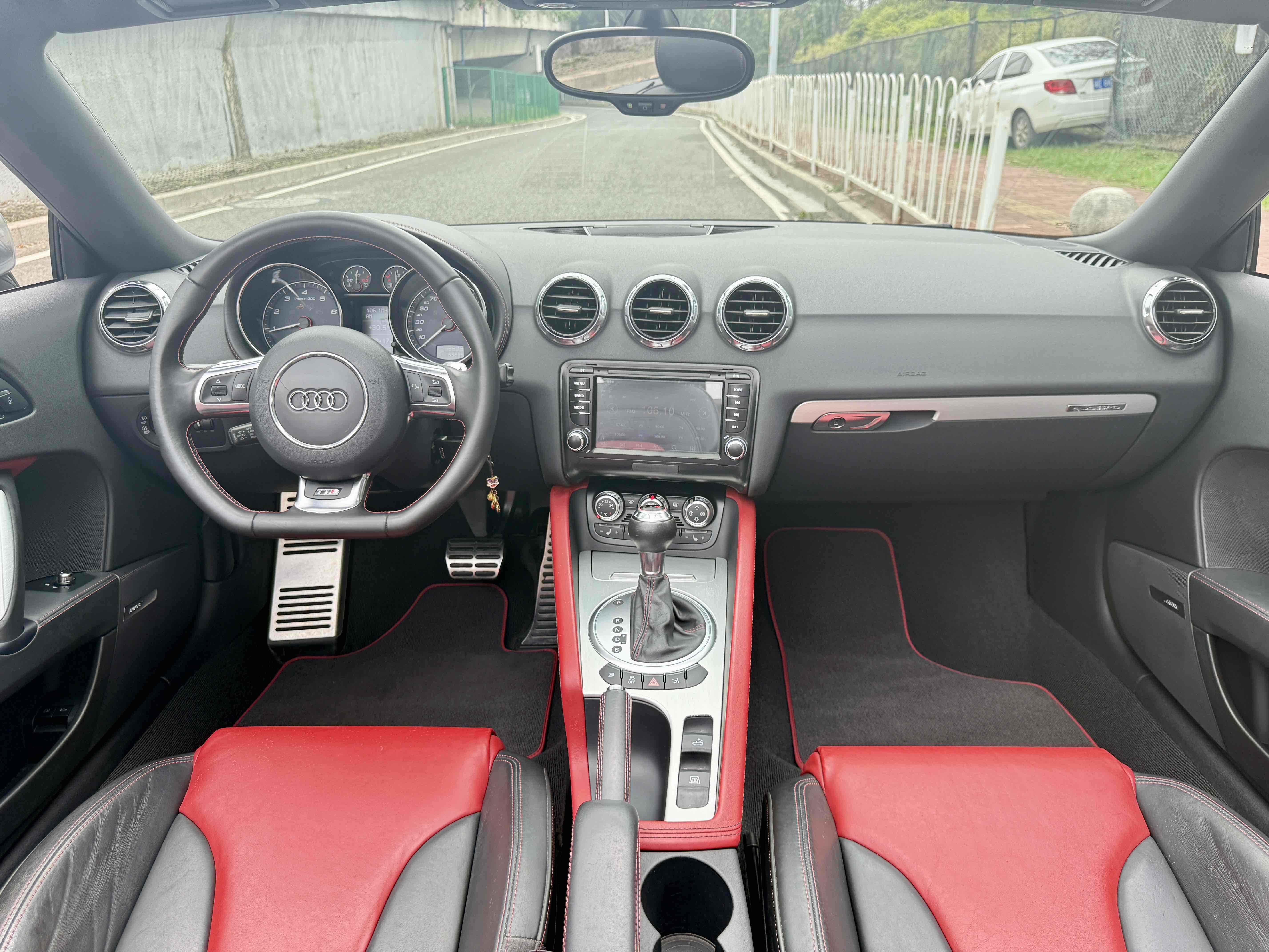 Audi TTS 2011 car image #33