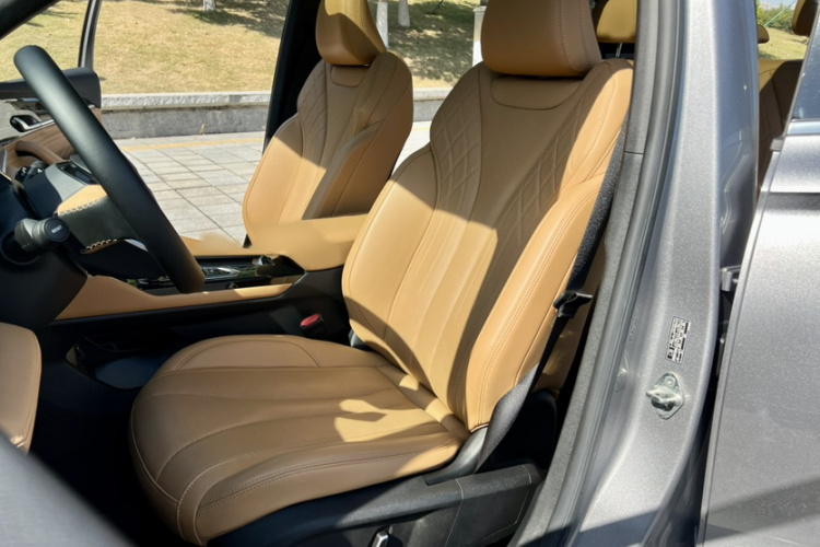 GEELY 2023 car image #33
