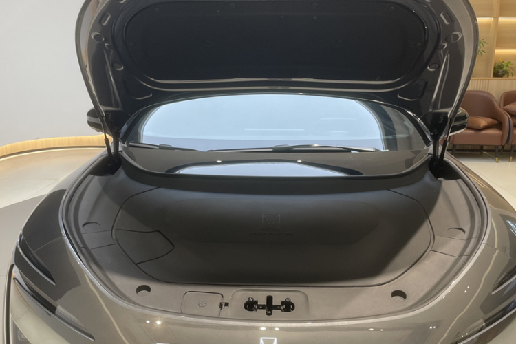 Avatr 12 2024 car image #33