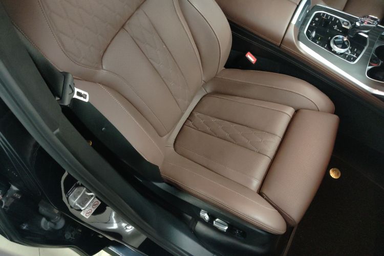 BMW X7 2020 car image #33