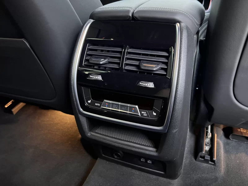 BMW X7 M60i 2022 #33 BMW X7 M60i 2022 car image #33