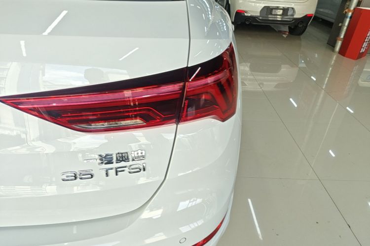 Audi Q3 2023 car image #8