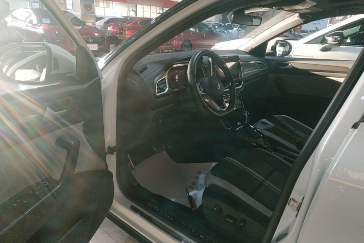 Volkswagen T-Roc 2023 car image #12