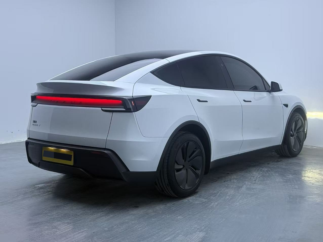 Tesla Model Y 2025 immagine di auto #9