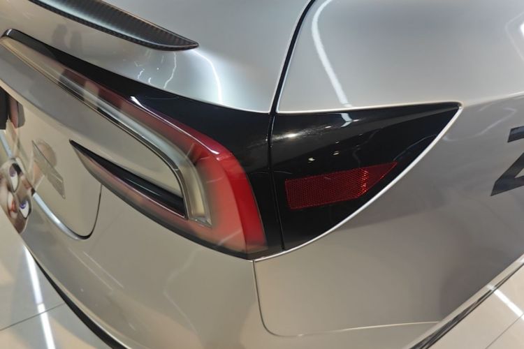 Tesla Model 3 2024 car image #8