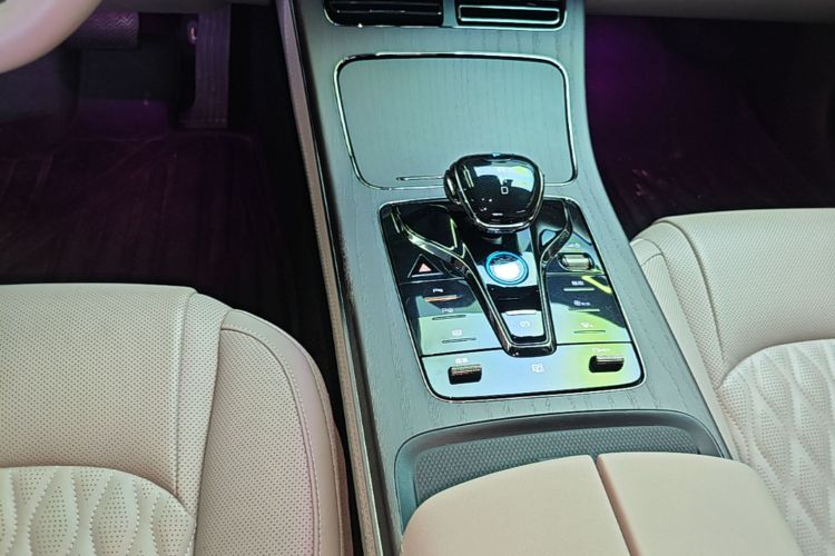 BYD Han 2024 car image #14