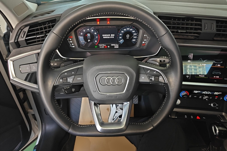 Audi Q3 2020 car image #11