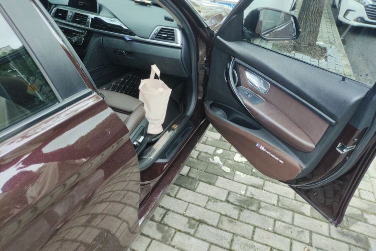 BMW 3 Series 2018 car image #23