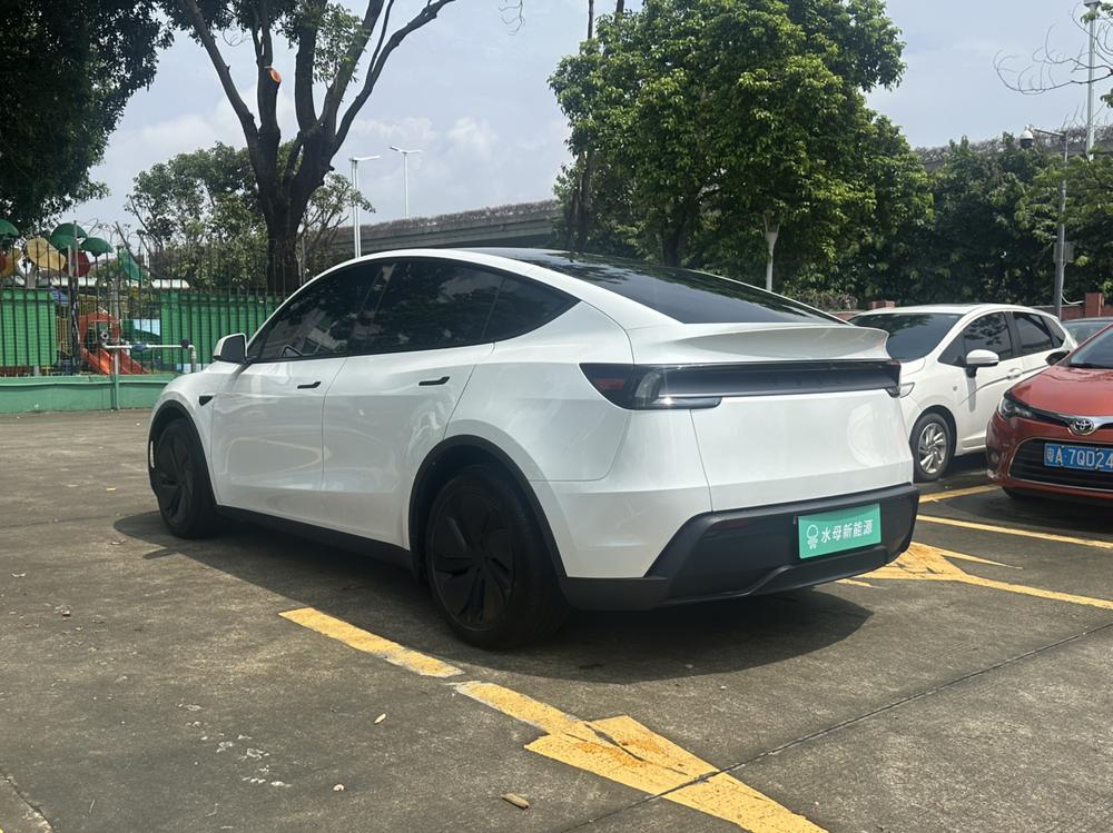 Tesla Model Y 2025 #5 Tesla Model Y 2025 car image #5