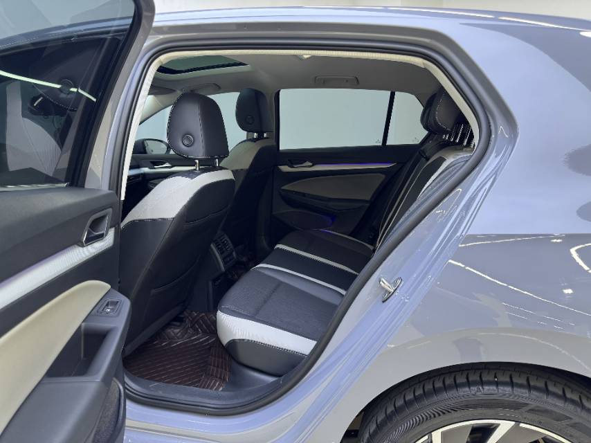 Volkswagen Golf 2020 car image #10