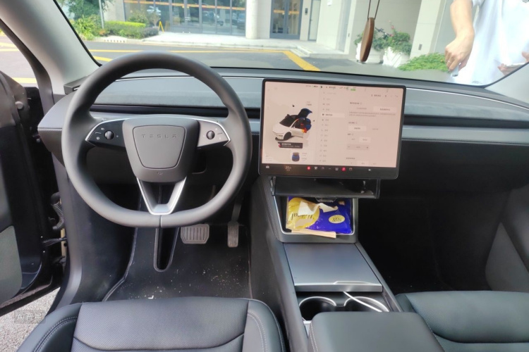 Tesla Model Y 2025 car image #11