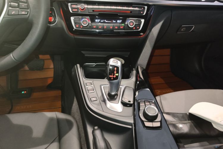 BMW 3 Series 2017 car image #14
