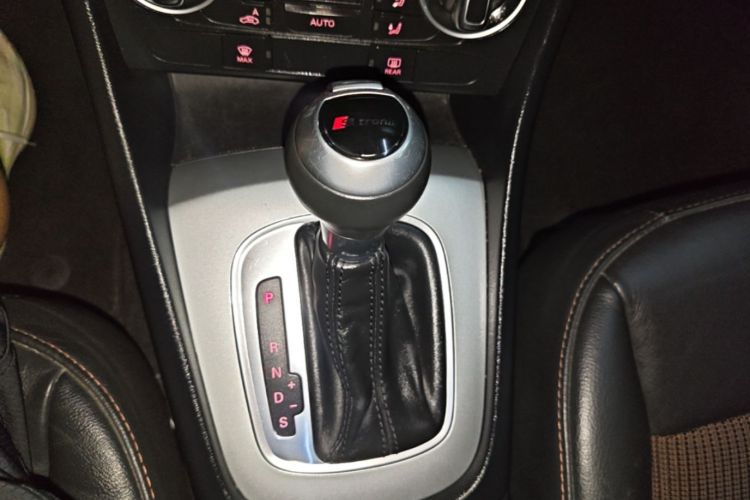Audi Q3 2018 car image #18