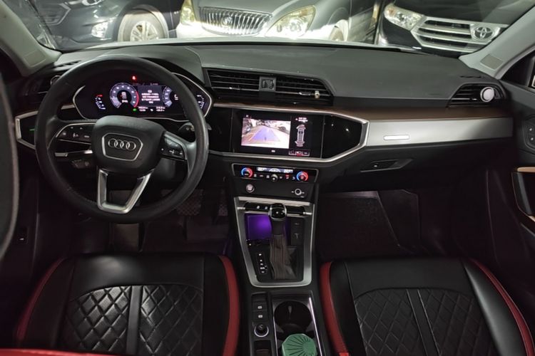 Audi Q3 2020 car image #10