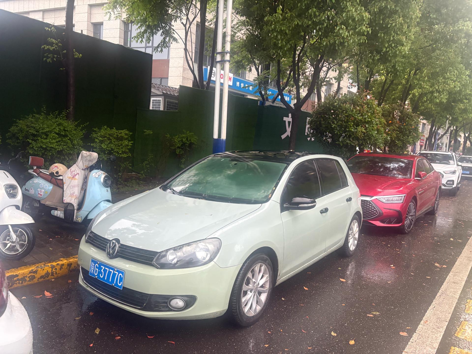 Volkswagen Golf 2012 car image 
