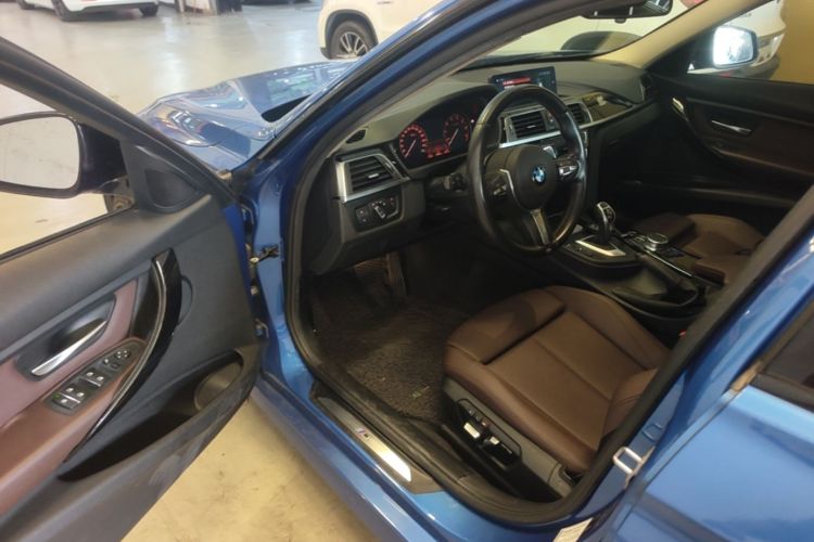 BMW 3 Series 2018 car image #16