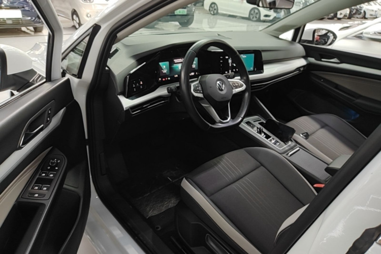 Volkswagen Golf 2021 car image #16