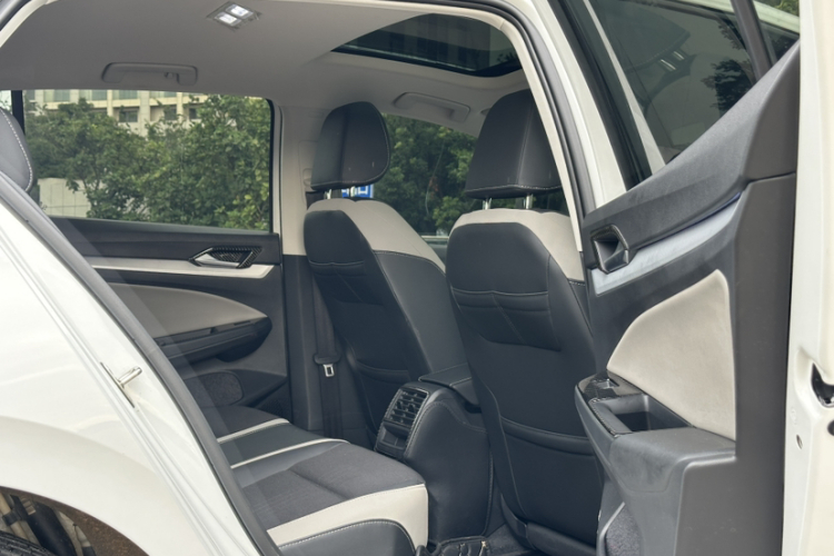 Volkswagen Golf 2025 car image #18