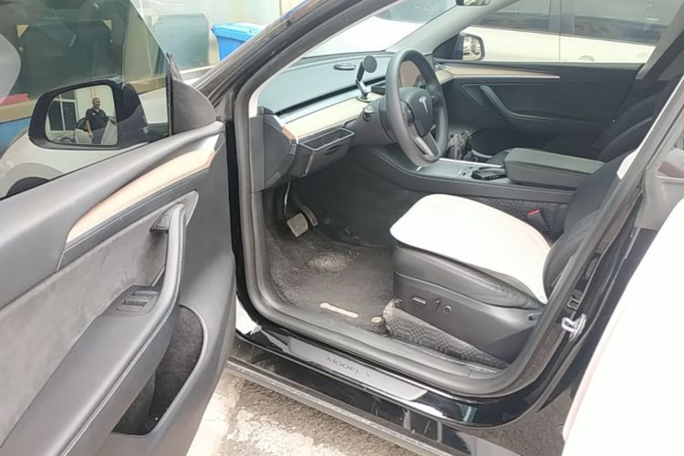 Tesla Model Y 2023 #16 Tesla Model Y 2023 car image #16