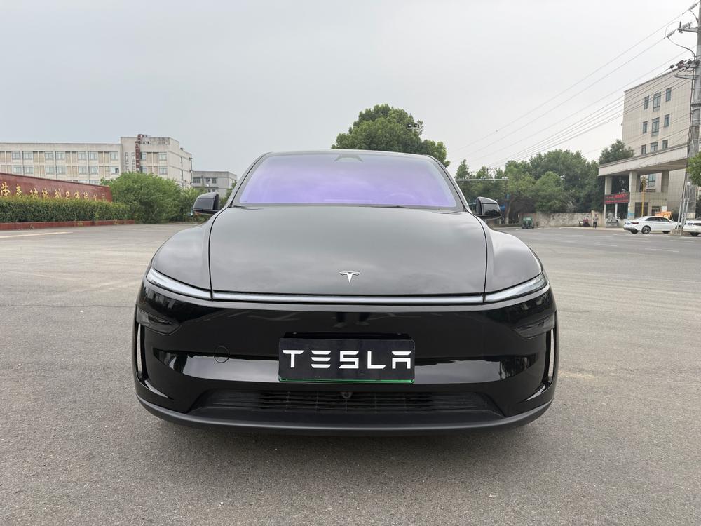 Tesla Model Y 2025 car image #2