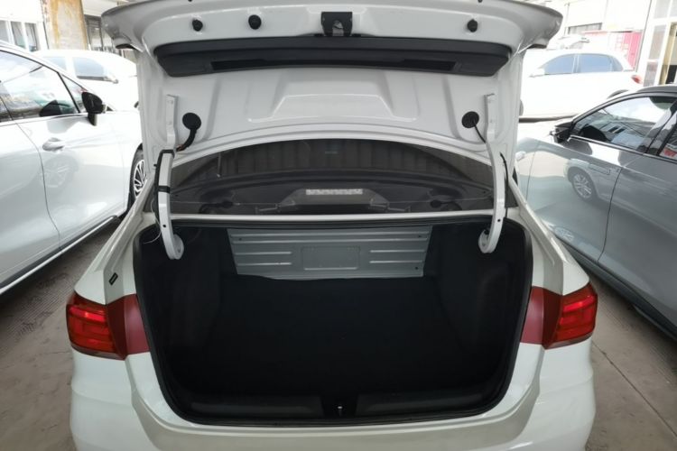 Volkswagen Santana 2018 car image #19