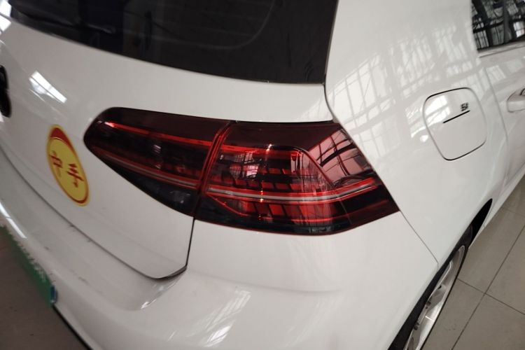 Volkswagen Golf 2018 car image #8