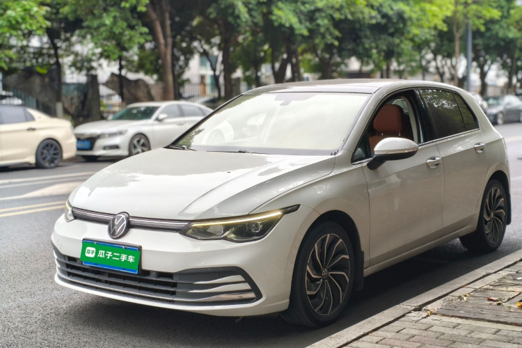 Volkswagen Golf 2021 car image #2