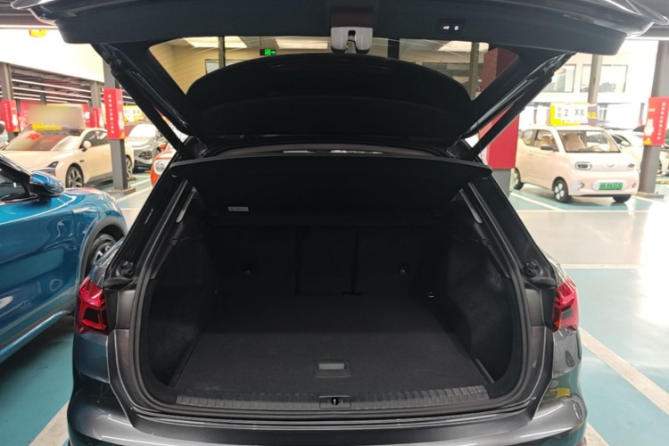 Audi Q3 2023 car image #19