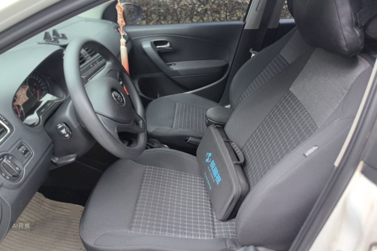 Volkswagen Polo 2015 car image #17
