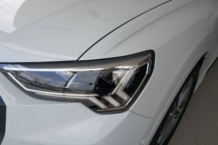 Audi Q3 2023 car image #23