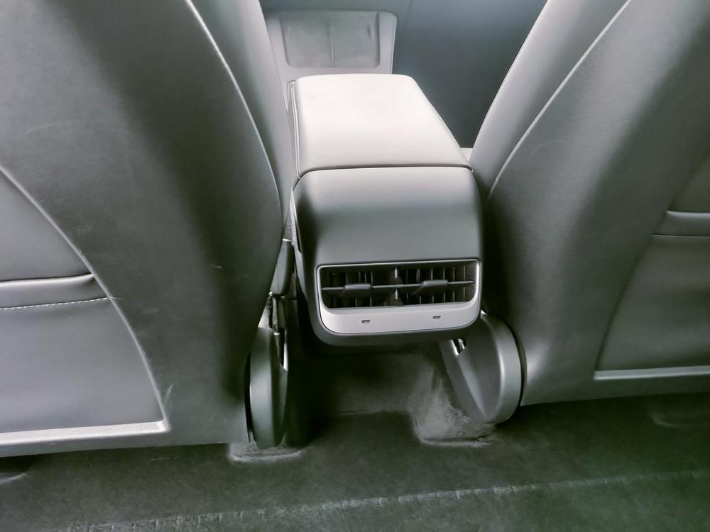 Tesla Model Y 2021 car image #14