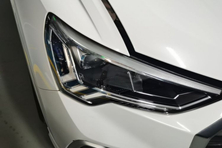 Audi Q3 2020 car image #8
