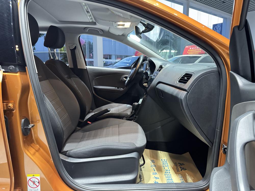 Volkswagen Polo 2015 car image #25