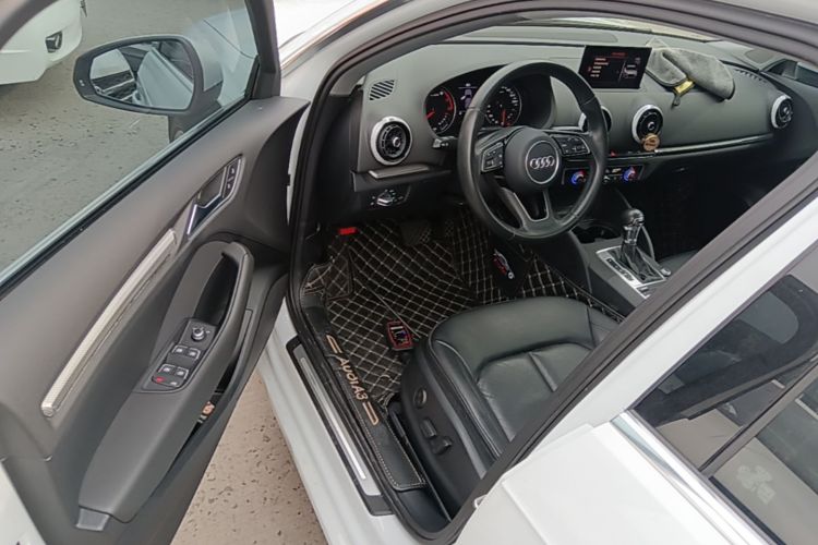 Audi A3 2018 car image #16