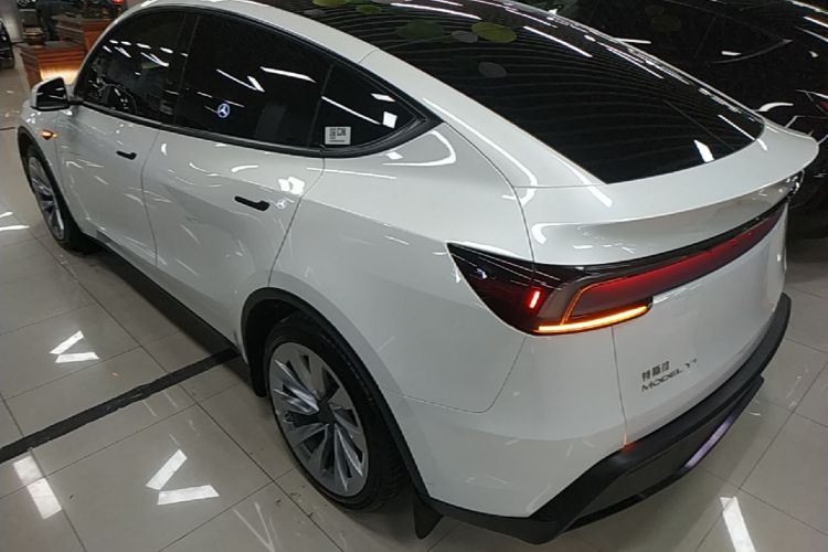 Tesla Model Y 2025 #5 Tesla Model Y 2025 car image #5