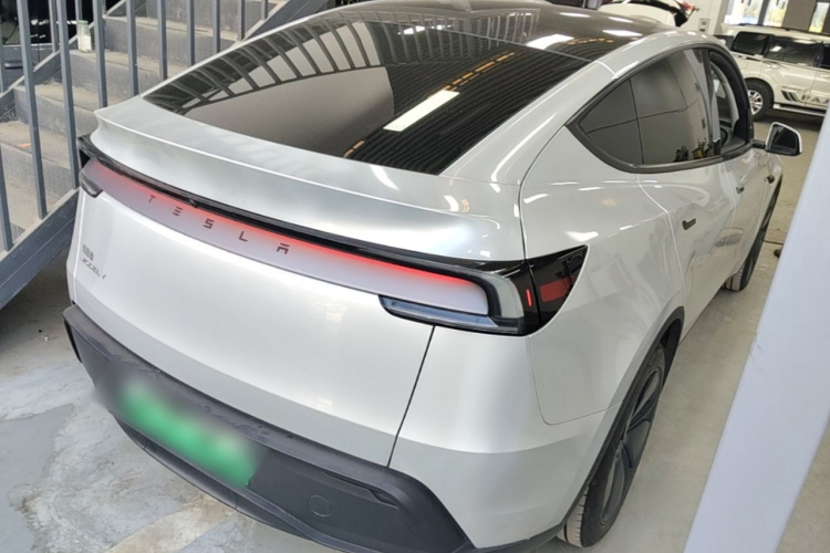 Tesla Model Y 2025 immagine di auto #7