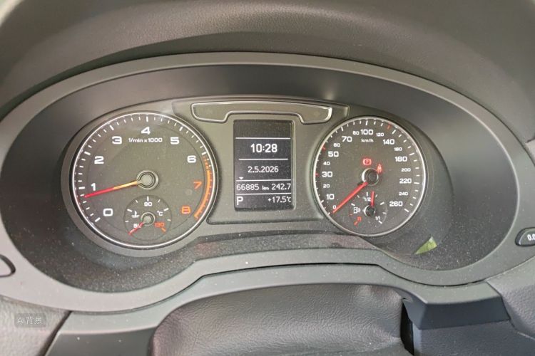 Audi Q3 2016 car image #13