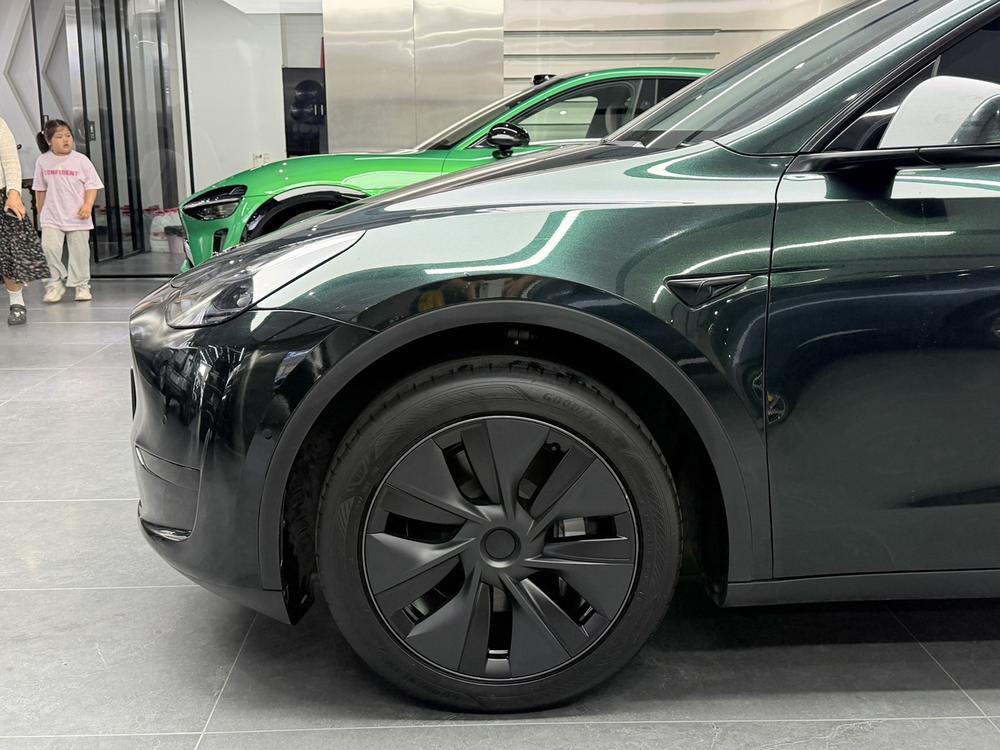 Tesla Model Y 2023 immagine di auto #9
