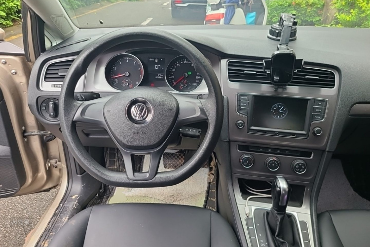Volkswagen Golf 2017 car image #7