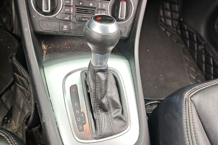 Audi Q3 2018 car image #14