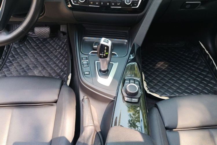 BMW 3 Series 2018 immagine di auto #14