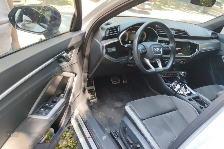 Audi Q3 2023 car image #18