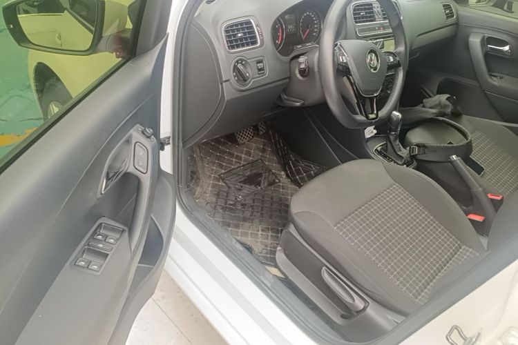 Volkswagen Polo 2017 car image #16